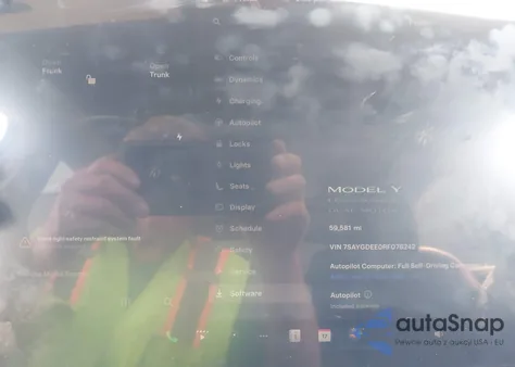 2024 Tesla Model Y Long Range Dual Motor All-Wheel Drive z USA, uszkodzony, nr VIN 7SAYGDEE0RF078242